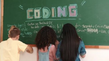 Akıllı öğrenci kodlama mühendisliği komut yazarken geçmişe dönüp kara tahtada yapay zeka programlama sistemi kodu oluşturmuş. Mutlu çeşitli çocuklar web sitesi geliştirme planı için birlikte çalışıyorlar. Pedagoji.