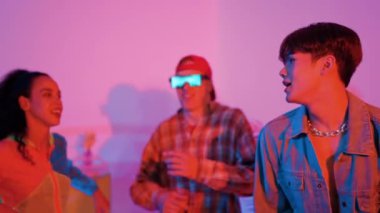 Profesyonel break dansçı neon ışıkla sokak dansı yapar ve pratik yapar. Kafkasyalı adam enerjik hareketler sergilerken mutlu bir takım hip hop müziğine geçiyor. Mutluluk.