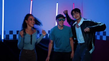 Farklı sokak dansçıları partilerde neon ışıklarıyla şehir pop müziğine taşınırken erkekler süslü gözlükler takıyor. Çekici hipster kameraya bakarken dans eder ya da pratik yapar. Mutluluk.