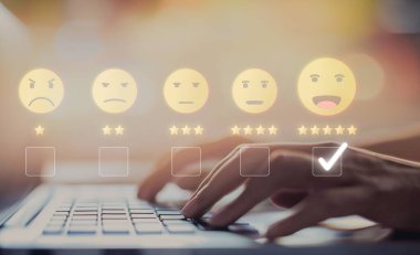 İş adamı müşteri memnuniyet değerlendirmesi verilerini analiz eder ve hizmet kalitesini artırmaya çalışır. Müşteri memnuniyeti ve sadakatini arttırmak için koz değerlendirmeleri. EIDE