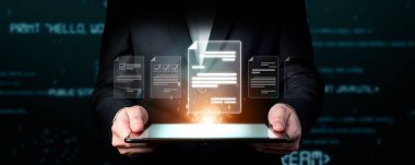 Verimli çalışma süreçleri için çevrimiçi belgeleri yöneten bir iş adamı. Tüm önemli çevrimiçi belgelerinize kolayca güvenli ve hızlı bir şekilde erişim sağlayın. FaaS