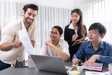 Bir grup farklı ofis çalışanı şirket ofis odasında stratejik iş pazarlama planlamasında birlikte çalışıyor. İş yeri konseptinde pozitif takım çalışması. Tedbirli