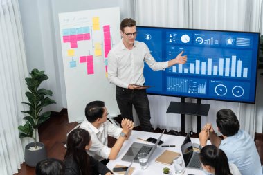 Ofiste sunum ya da analist ekibiyle toplantı odasında mali verileri analiz etmek için BI Fintech 'i kullanmak. İş adamları stratejik planlama için TV ekranında BI gösterge panelini inceliyor.