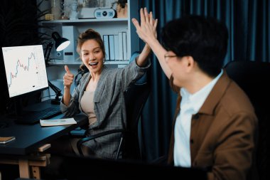 Başarılı Asyalı, zeki, güler yüzlü iş adamı. Ortağı gündelik kıyafet giyiyor. Modern ofiste borsa teknolojisi yatırımı karşılığında en yüksek karı alıyor. İnfobahn.