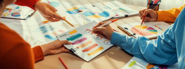 Şirket çalışanları birlikte çalışıyor, finansal veri raporları üzerine BI gösterge tablosunu analiz ediyor ve Panorama bayrağında ticari başarı için stratejik pazarlama planlıyor. Sinerjik