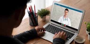 Hasta ile sanal görüşme için mod teletıp yazılım uygulaması tarafından çevrimiçi doktor görüntüsü çağrısı