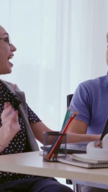 Yaratıcı iş adamlarının grup toplantısı, tasarımcı ve sanatçı ofis masasında. Mutlu iş yeri ve işbirliği takım çalışması konsepti.