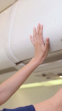 Kabin görevlisi ya da hostes uçakta çalışıyor. Havayolu taşımacılığı ve turizm kavramı.