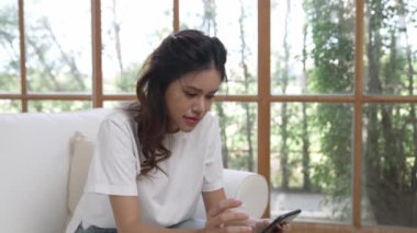 Genç bir kadın internet üzerinden alışveriş yapmak için internet üzerinden internet üzerinden internet üzerinden alışveriş yapıyor. Modern ve konforlu çevrimiçi alımlar güvenli ve uygun alışverişleri sağlar.