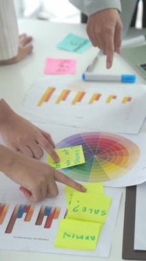 İş adamları iş projesini toplantı masasında ustaca tartışıyor. Şirket iş birliği konsepti .