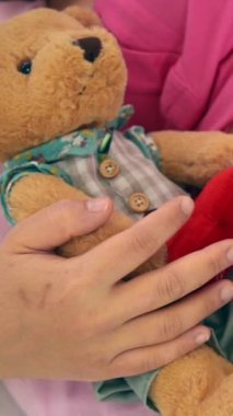 Mutlu hamile kadın dinlenmek ve stres atmak için yatak odasında uyuyor. Hamile karnında bebek taşıyan hamile bir anne. Doğum öncesi bakım ve kadın hamileliği konsepti.
