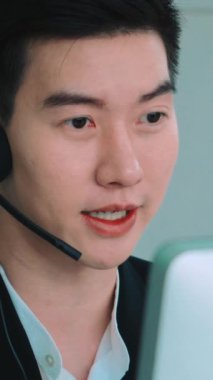 Ofiste çalışan kulaklık takan işadamları uzak müşteri ya da meslektaşlarını desteklemek için çalışıyorlar. Arama merkezi, tele pazarlama, müşteri destek acentesi telefon görüşmesinde hizmet sunar.