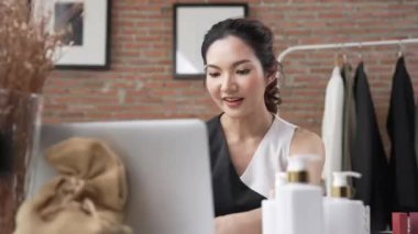 Kadın nüfuzlu kişi sosyal medya ya da blog için canlı yayın yapan video klip eleştirmeni derisini çekiyor. Canlı kozmetik stüdyosu ışıklandırması olan mutlu genç bir kız pazarlama için internet üzerinden yayın yapıyor..