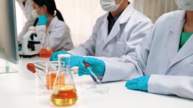 Bilimsel uzmanlığa, laboratuvar ekipmanlarına ve yenilikçi tıbbi biyoteknoloji yazılımına sahip laboratuvar sağlık araştırma ekibi yeni ilaçlar araştırıyor, tedavi geliştiriyor. Ağır çekim. Katı.