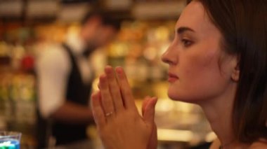 Oturan güzel bayan misafirin canı sıkılıyor. Arkadaşlarını beklemekten ya da barmenlerin arka planındaki lüks tezgah barında karışık votka içmekten sıkılıyor. Vinosity.