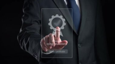 İş adamı ürün sertifikasını güvence altına alıyor ve önemli bir başarıyı simgeliyor. Ürün sertifikasını geçirerek kaliteye ve güvenilirliğe olan bağlılığını gösteriyor. Kullanıcı Kimliği