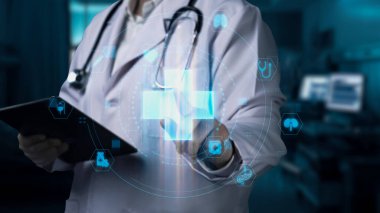 Tıbbi haç hologramına işaret ederken elinde tablet olan doktorlara yaklaş. Profesyonel pratisyen hekimin holograma tıklaması ve teşhis koymak için tıbbi verilere erişmesi. İyileştirici.
