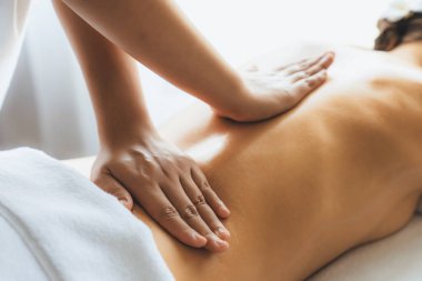 Kapalı alan kadın müşteri stres önleyici spa masajını yapmaktan zevk alıyor ve lüks otel ya da oteldeki gündüz açık hava güzellik salonunda güzellik teniyle eğleniyor. Sessiz.
