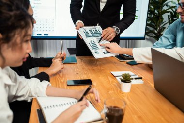 İş adamı, finansal rapor veri analizi veya pazar eğilimi gösterisiyle iş sunumunu şirketin gelecekteki yönetiminde stratejik planlama için büyük bir TV ekranında sundu. Habiliment
