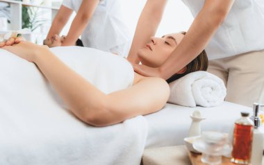 Kafkas çift müşterisi stres önleyici spa masajının keyfini çıkarıyor ve lüks otel veya oteldeki gündüz açık hava ortamında güzellik teniyle eğleniyor. Sessiz.