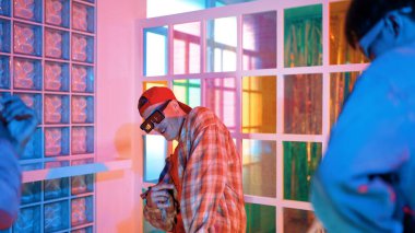 Kafkas dansçısı dans ederken çeşitli arkadaşları gece kulübünde neon ışıkta ayak seslerine bakıyor. Çoklu etnik kökenli hipsterin serbest stil müziğe geçişi ve mutlu bir adamın kameraya bakışıyla. Mutluluk.