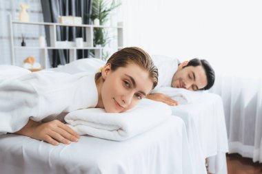 Kafkas çift müşterisi stres önleyici spa masajının keyfini çıkarıyor ve lüks otel veya oteldeki gündüz açık hava ortamında güzellik teniyle eğleniyor. Sessiz.