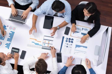 Üst düzey analist ekibi toplantı odasındaki mali verileri analiz etmek için BI Fintech 'i kullanıyor. İş anlayışı ve stratejik pazarlama planlaması için kağıt üzerinde analitik BI gösterge paneli. Tedbirli