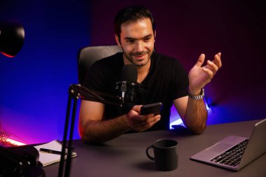 Canlı yayında dinleyiciyle konuşan yayıncı, Mor Neon Işık Stüdyosu 'ndaki yaratıcı pozitif düşünce konseptiyle sosyal medyada akıllı telefondan mesajları kontrol ediyor. Tahmin et..