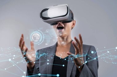 İş adamı, tahmin edilen büyük veri modellerinden gerçek zamanlı analizlere uzanan eğilimleri ve görüşleri ortaya çıkarmak için veri analizlerini derinlemesine inceleyerek, veri güdümlü kararların analitik endüstrileri nasıl ileri götürdüğünü öğrenir Faas