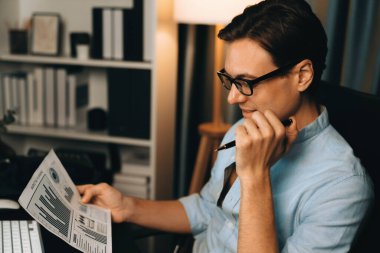 Elinde evrak tutarak gülen zeki iş adamları en çok kar getiren şirket grafiği için bilgisayarla karşılaştırıldığında paragraf dinamik veritabanı oluşturur. Bireysel.