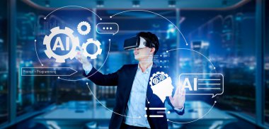 Akıllı proje yöneticisi AI sohbet hologramına işaret ediyor ve modern ofiste kulaklık takıyor. Profesyonel iş adamı bulanık geçmişi olan artırılmış gerçeklik gözlükleri üzerinde çalışıyor. Teknoloji. Yaratıcılık.