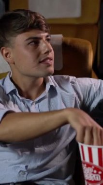 Erkekler ve kadınlar tiyatroda patlamış mısır yemek ve atmak eğlenceliydi.