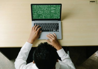 Bilgisayar ekranında bilim ve eğitim kavramını gösteren matematiksel denklemler ve modem formülü