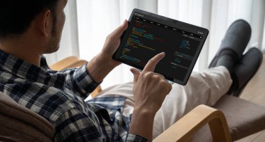 Model uygulama ve program kodlaması için bilgisayar ekranında yazılım geliştirme programlama