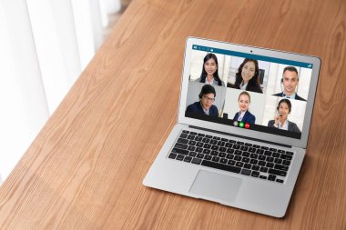 İş dünyasından iş adamlarının modern sanal grup toplantısı için video konferansındaki iş adamları