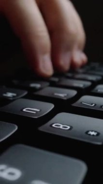 Bilgisayar klavyesinde parmaklarıyla daktilo eden hızlandırılmış yakın çekim adam. Makro yumuşak odaklı bebek çekimi. Bilgisayar programlama, metin sohbeti çevrimiçi mesajlaşma ve çevrimiçi pazarlama işi hiper hız kavramı.