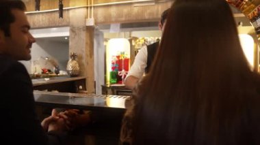 Lüks barlarda cin kokteyli ya da tonik servisi yapan zeki barmenlere odaklanmak, sıcak gece kulübünün arka planında VIP müşteri çiftiyle canlı sohbetler yapmak. Vinosity.