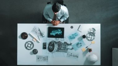 İş arkadaşı toplantıda yürürken akıllı müdürün oturduğu en tepeden aşağıya hava görüntüsü. Meslektaşı soru sorarken türbin motoru ya da elektronik jeneratöre bakan profesyonel bir mühendis. Hizalama.