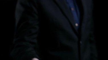 Verimli çalışma süreçleri için çevrimiçi belge dizinlerini yöneten iş adamı. Tüm önemli çevrimiçi belgelerinize kolayca güvenli ve hızlı bir şekilde erişim sağlayın. Kullanıcı Kimliği