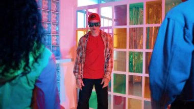 Kafkas dansçısı dans ederken çeşitli arkadaşları gece kulübünde neon ışıkta ayak seslerine bakıyor. Çoklu etnik kökenli hipsterin serbest stil müziğe geçişi ve mutlu bir adamın kameraya bakışıyla. Mutluluk.