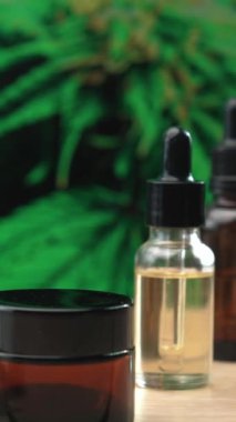 Doğal cilt bakım ürünü. Esrar laboratuarında üretiliyor. CBD yağı, kenevir tohumu ve kenevir bitkisi bahçeli masada nemlendirici krema kavanozu ürünü. Kopyalama alanı