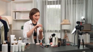 Kadın nüfuzlu kişi sosyal medya ya da blog için canlı yayın yapan video klip eleştirmeni Cilt Bakımı 'nı çekiyor. Kozmetik stüdyosu ışıklandırmalı mutlu genç kız çevrimiçi pazarlama oturumu yayını için..