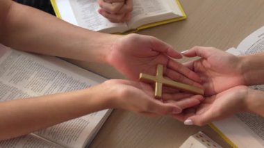 Hristiyan katolik takipçilerle dinsel bağlılık ve maneviyat duygusu doludur. Ağır çekimde Hıristiyan insanlar birlikte dua ederken el ele tutuşup grup duası yapıyorlar. Filizlenen