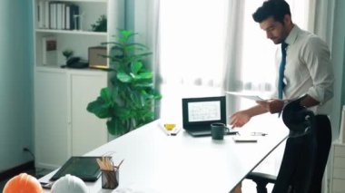 Ofiste dizüstü bilgisayar tasarımı kullanan mimar mühendisi, planlama ve ekipman dağınıklığı ile toplantı masasında otururken. Projede çalışan yetenekli inşaat mühendisi. Hizalama.