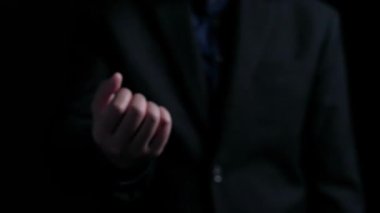 İş adamı siber güvenliğin özünü keşfeder. Siber koruma yöntemlerini, tehditleri derinlemesine araştır ve siber güvenlik duruşunu güçlendir. Siber güvenlik çağında UUID 'de gezinmek için gerekli