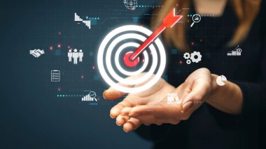 İş adamı müşteri hedef gruplarını belirlemek için verileri analiz eder, pazarlama stratejilerini rafine eder. Her hedef grubun özel ihtiyaçlarını karşılamak için iletiler gönderiliyor. EIDE