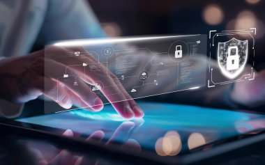 İş adamı siber güvenliğin özünü keşfeder. Siber koruma yöntemlerini, tehditleri derinlemesine araştır ve siber güvenlik duruşunu güçlendir. Siber Güvenlik Çağı EIDE 'de gezinmek için gerekli