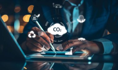 İş adamı CO2 emisyonlarını azaltmak için girişimlerde bulunuyor ve net sıfır hedefliyor. Daha yeşil bir gezegenin karbondioksitini azaltarak sürdürülebilirliğe olan bağlılığını gösteriyor. EIDE