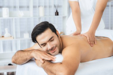 Kafkas erkek müşteri stres önleyici spa masajının keyfini çıkarıyor ve lüks otel veya oteldeki gündüz açık hava ortamında güzellik derisi eğlencesi ile şımartıyor. Sessiz.