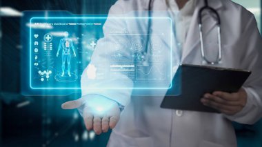 Tablet tutan ve insan anatomisi hologramı tutan yetenekli doktorlara yakın çekim yapın. Teknoloji yeniliklerini kullanarak tüm vücut röntgeni hologramını inceleyen ve kontrol eden bir tıp çalışanı. İyileştirici.